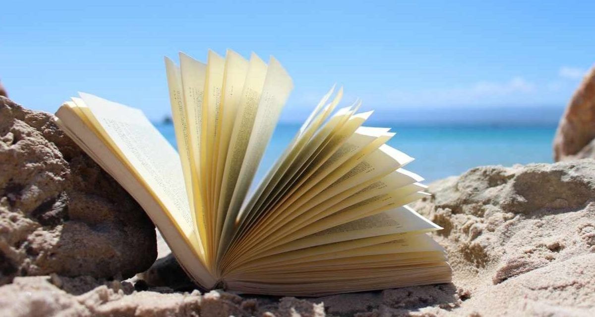 Lo que pasa en el mar ahí se queda: 5 grandes  libros sobre historias de la playa