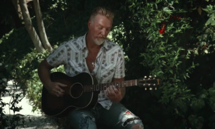 Josh Homme toca versión acústica de «Spinning in Daffodils»