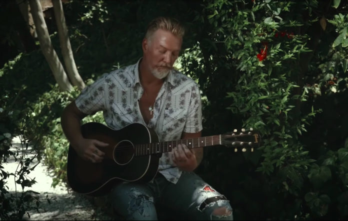 Josh Homme toca versión acústica de «Spinning in Daffodils»