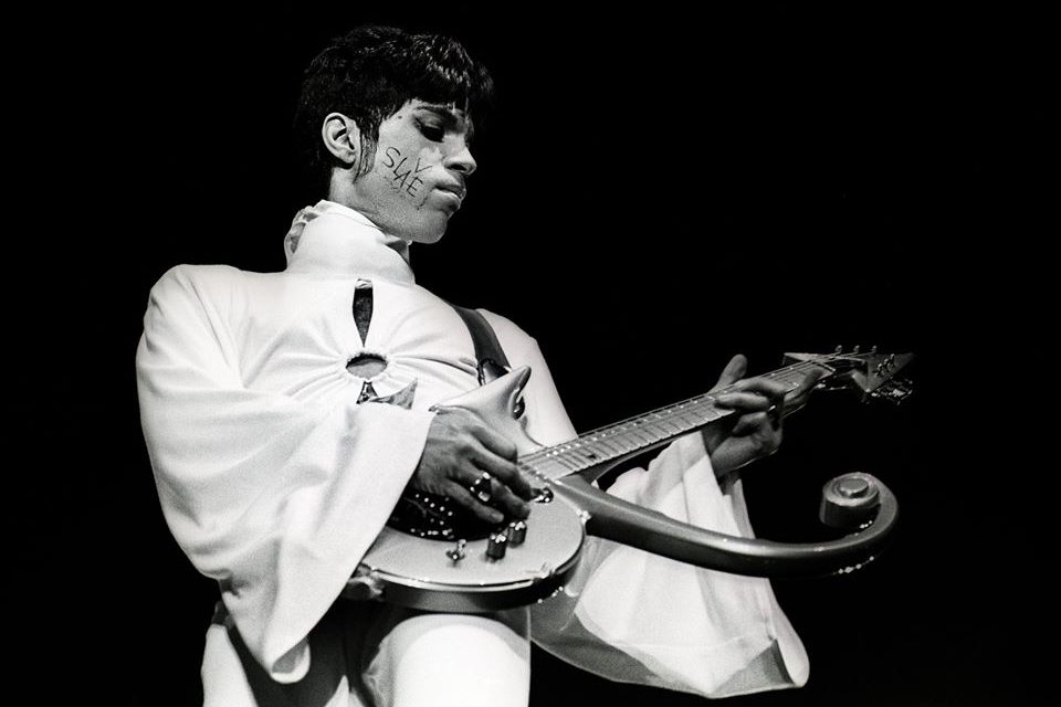 Escucha «Cosmic Day», canción inédita de Prince