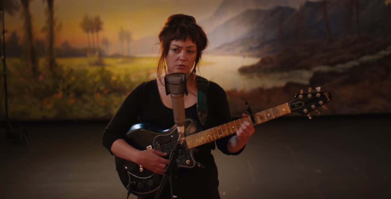 Angel Olsen comparte «Waving, Smiling», nuevo sencillo