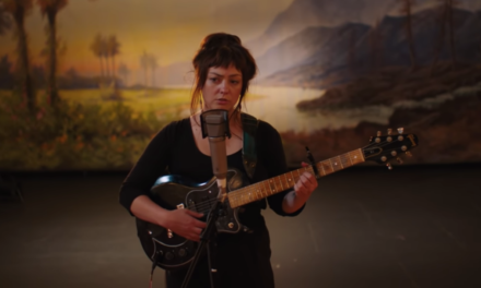 Angel Olsen comparte «Waving, Smiling», nuevo sencillo