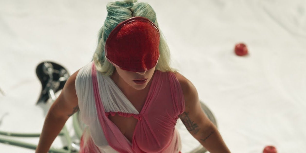 Mira el video de Lady Gaga para el tema “911”