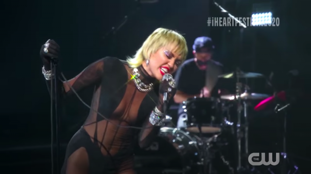 Miley Cyrus canta “Heart Of Glass” de Blondie en show online