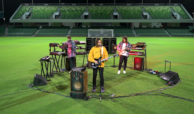 Tame Impala tocó en un estadio para FIFA 21