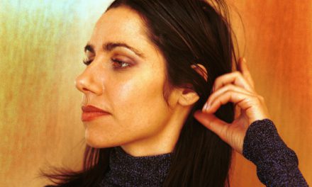 Escucha el demo de «This Mess We’re In»de PJ Harvey