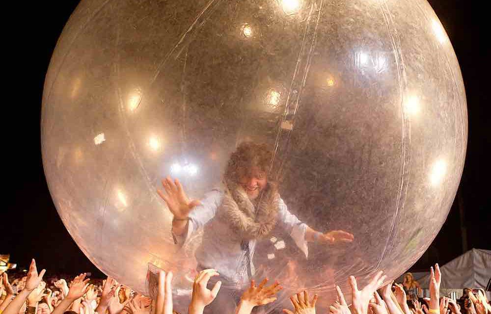 The Flaming Lips rifó en su primer show space bubble