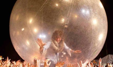 The Flaming Lips rifó en su primer show space bubble