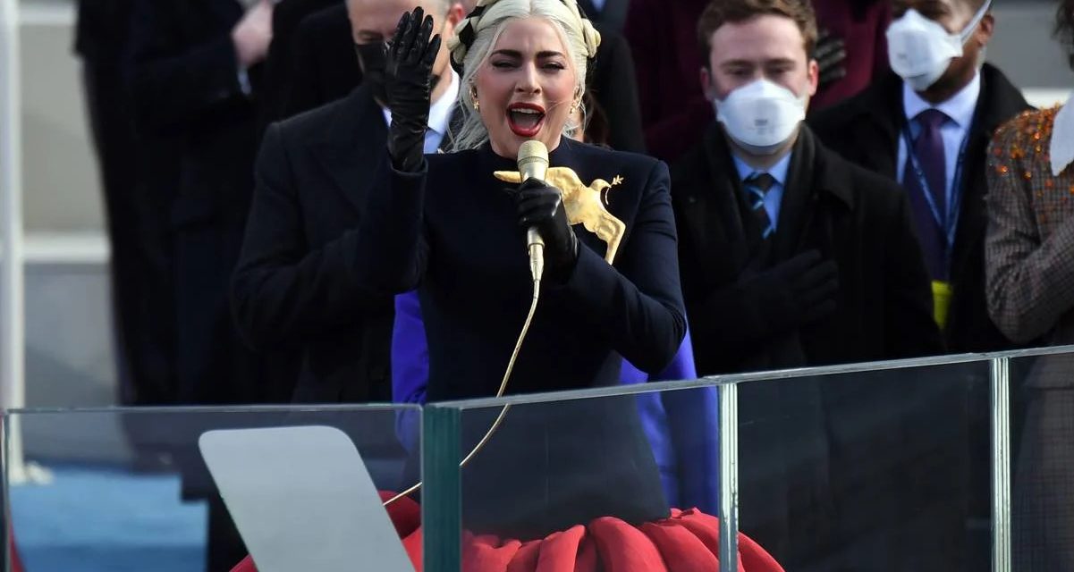 Mira a Lady Gaga cantando el himno de Estados Unidos