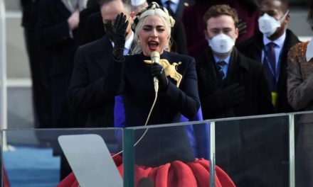 Mira a Lady Gaga cantando el himno de Estados Unidos