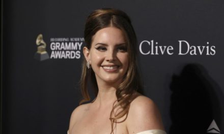 Lana Del Rey anunció fecha para su nuevo disco: “Blue Banisters”