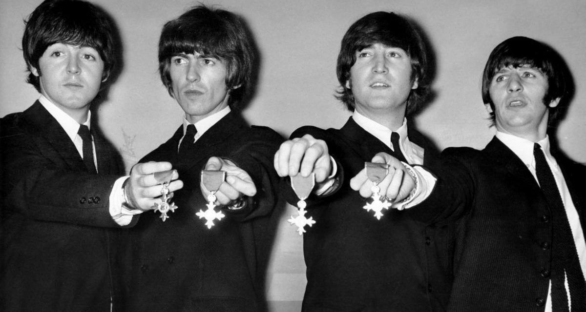 Cuando The Beatles fue condecorado por la corona inglesa – ¡Hasta dijeron que fumaron un porro en Buckingham!