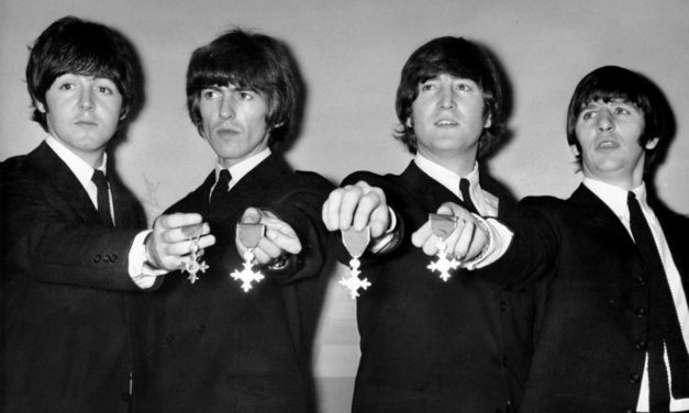 Cuando The Beatles fue condecorado por la corona inglesa – ¡Hasta dijeron que fumaron un porro en Buckingham!