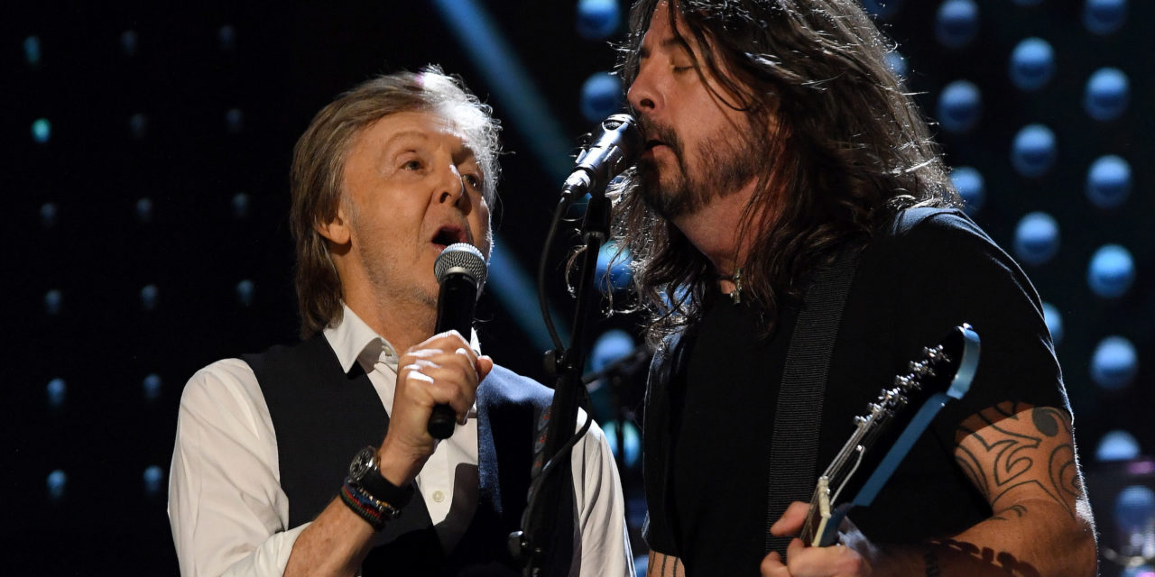 Paul McCartney indujo a los Foo Fighters al salón de la fama y tocó con ellos