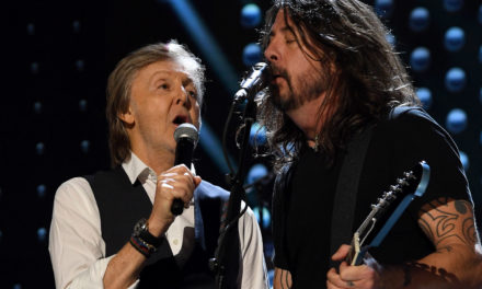 Paul McCartney indujo a los Foo Fighters al salón de la fama y tocó con ellos